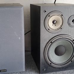 Pair Yamaha bookshelf speakers
