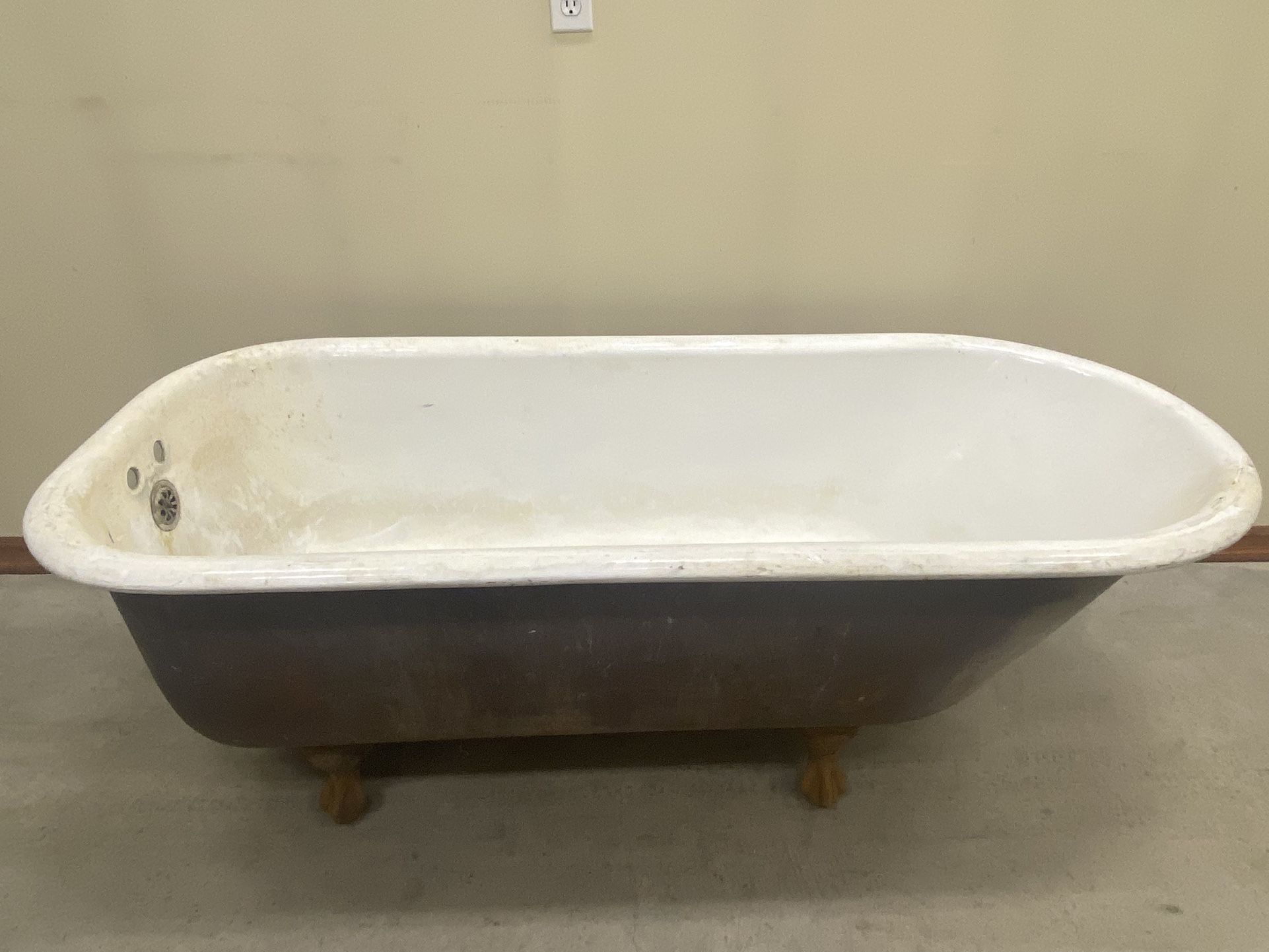 Antique Iron Claw foot Tub