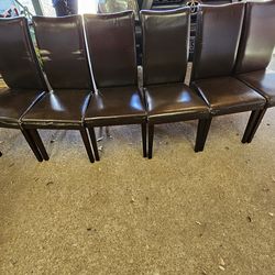 4 sillas de madera, vea las fotos