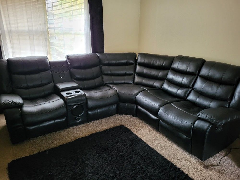 ​🛋️ FOR SALE: Luxurious Black Reclining Sectional w/ Bluetooth & Console!