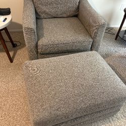 Haverty's Swivel Chair With Ottoman