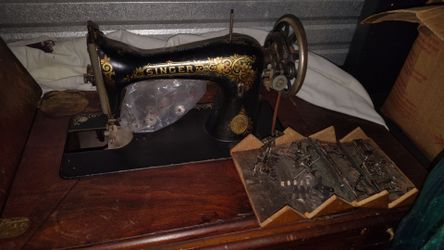 1910 Singer sewing machine with accessories
