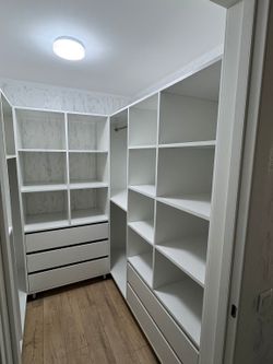 Custom Walk-In Closet – Modern White Finish / Closet Personalizado Moderno Blanco