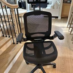 Mesh office chair with headrest like new MSRP 250