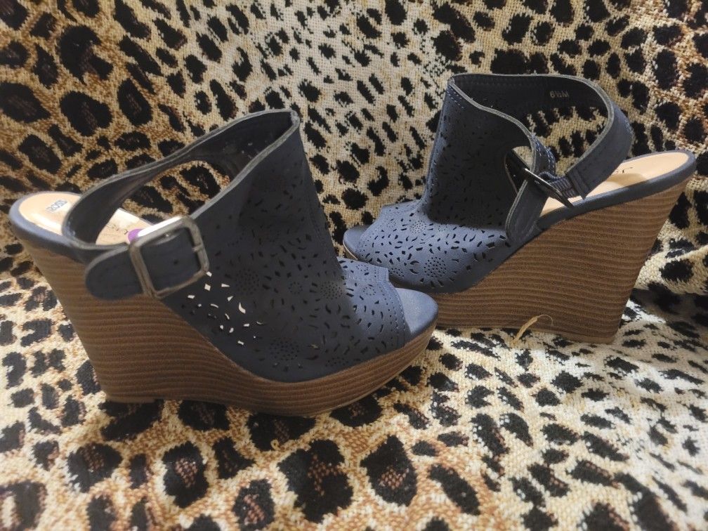 Womens Size 6 1/2 Cute Navy Wedges