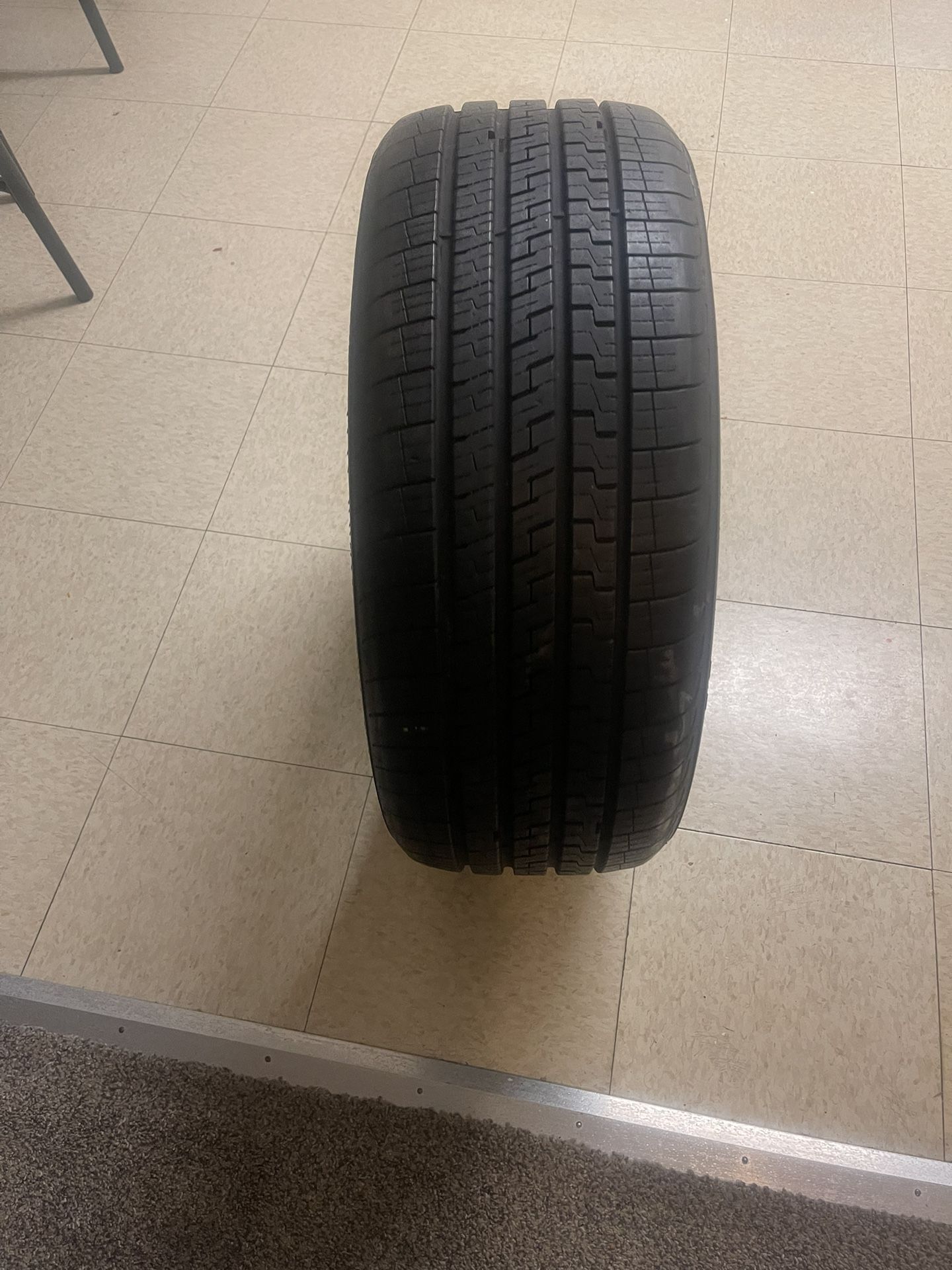 el número es 225 45 R 18