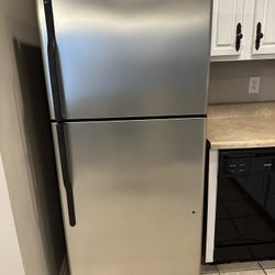 GE Adora Top Freezer Fridge Good Condition 