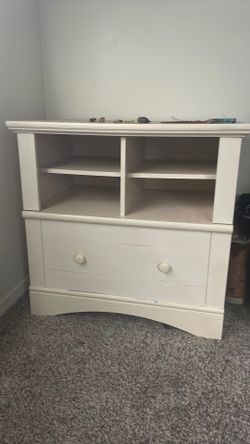 Dresser/shelves
