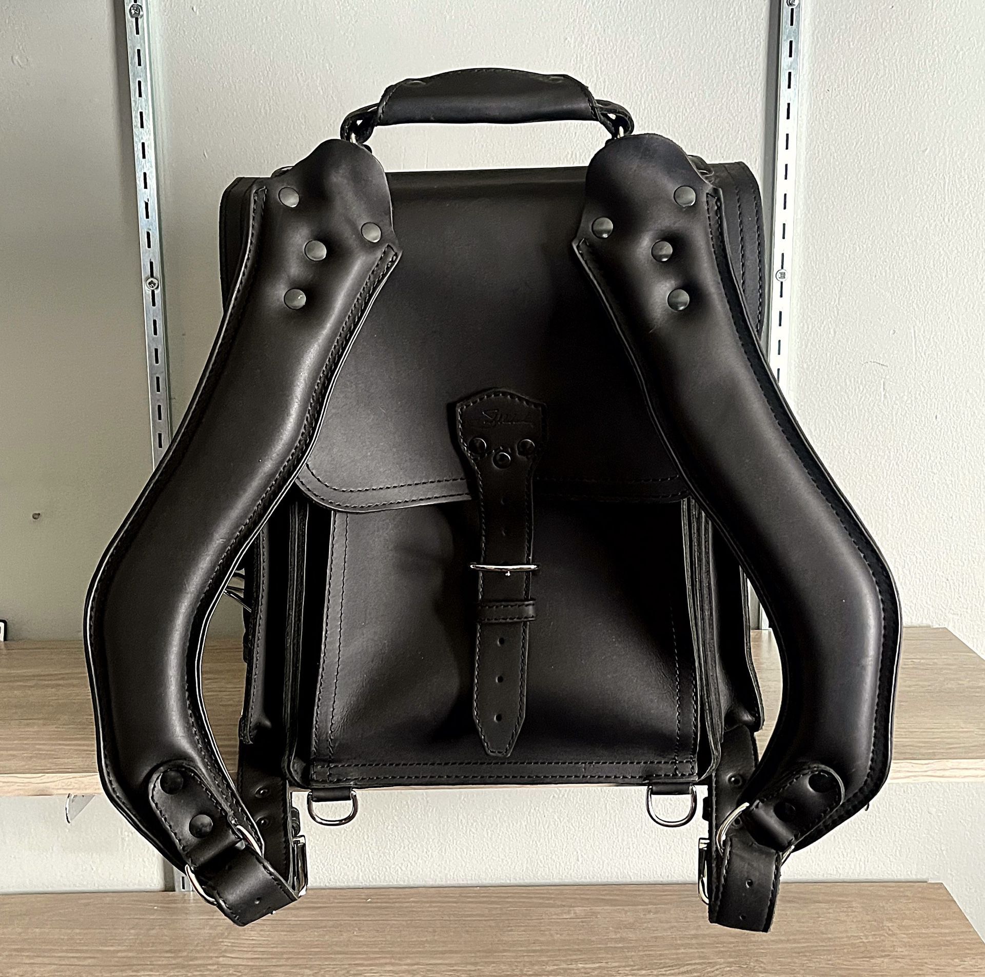 New! Rare Mens XL Saddleback Leather Company Squared Tank Backpack. One of the best leather backpacks I ever seen. Durable leather straps. With strong