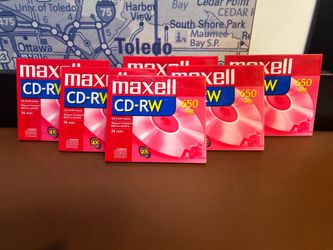 Maxell CD-RW rewritable disc with a 650MB storage capacity.