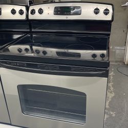 GE 4 Burner Glass Top Black And Stainless Steel Range. 1 Year Warranty 