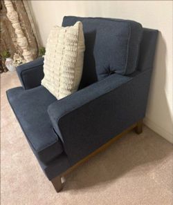 Pier 1 couch blue