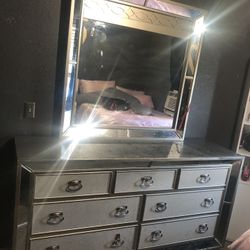 Dresser With Mirror 