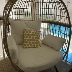2 Pair Of Egg Chair Outdoor Or Indoor 