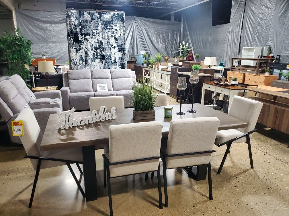 Beautiful 6 Pc Dining Set With 6 White Fabric Chairs (New)