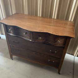 Wooden Antique 4-drawer dresser