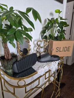 Sandalias,  ropa y fragancias  para hombre y mujer