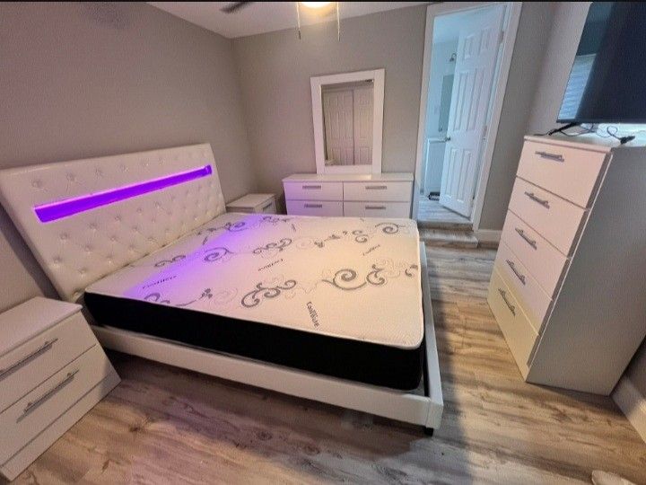 Bedroom Set *** Sold Separately Too *** Financing Available*** Juego De Cuarto **** Se Puede Vender Por Separado *** Financiamiento Disponible
