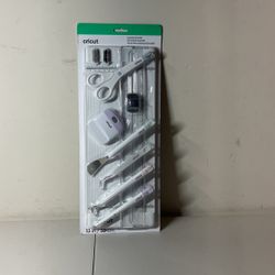 CRICUT ESSENTIAL TOOL SET 