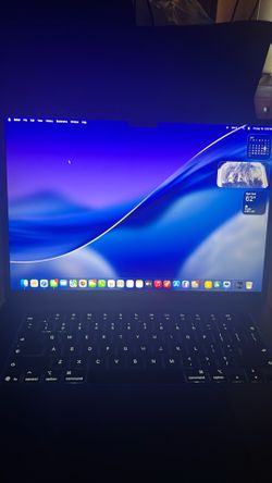 Apple MacBook Air 15” M5 (2026) – Like New w/ Box & Charger