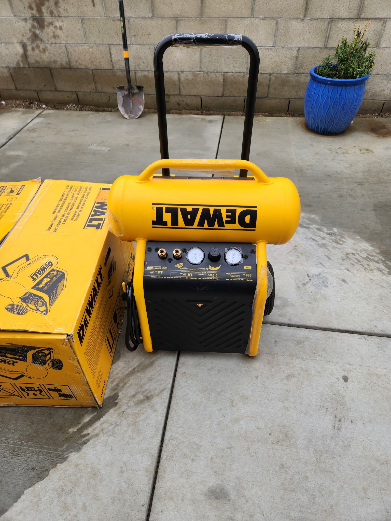 DEWALT 4.5-Gallon Portable Electric 225 PSI Horizontal Air Compressor