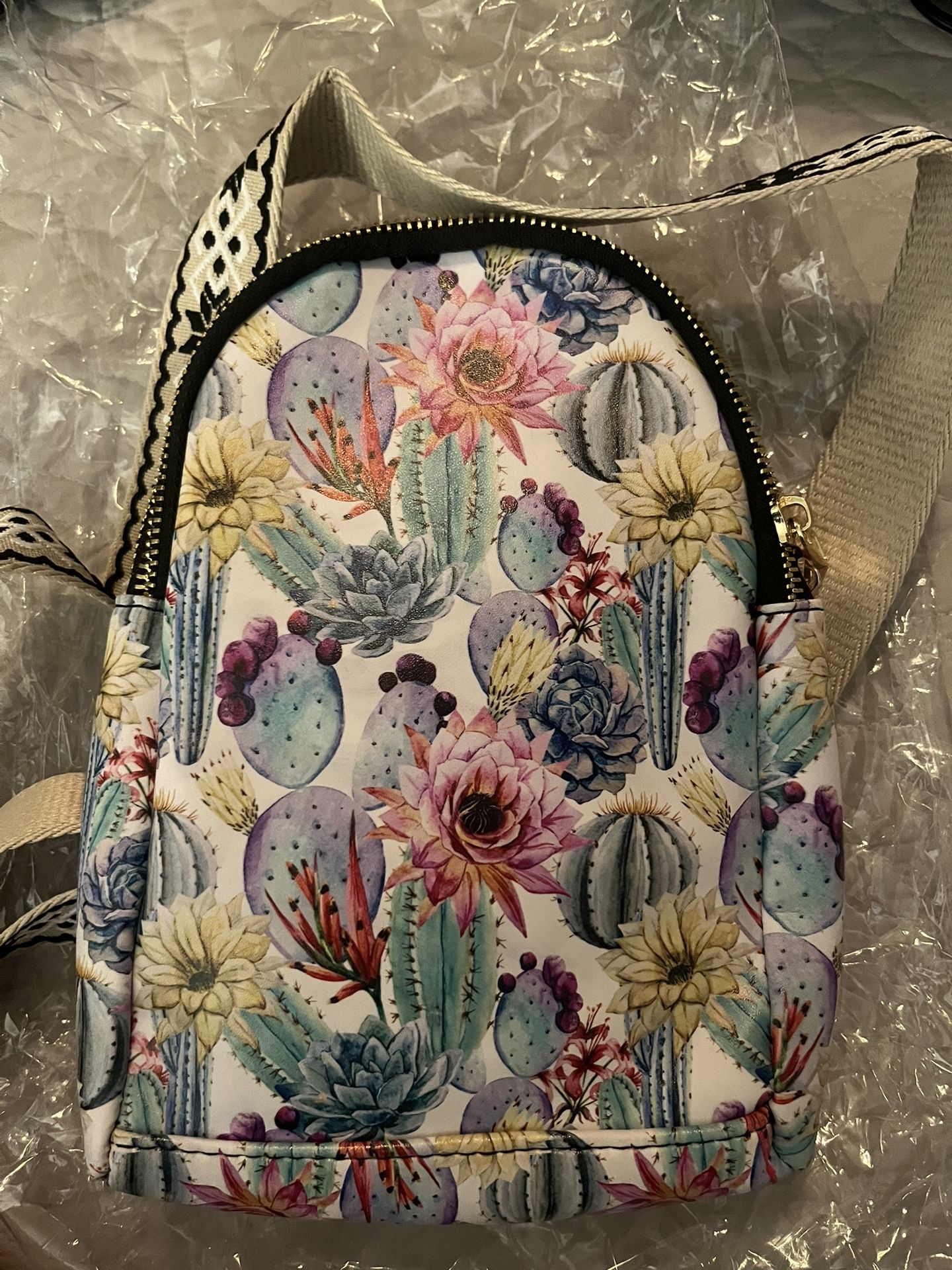 AMmao Sling Bag for Women Blooming Cactus Flower Pattern Crossbody Bag Small Chest Bag Shoulder Bag Cell Phone Purse for Casual Travel Hiking Running 
