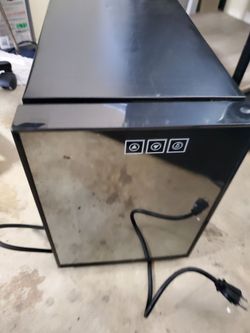 Wine 🍷  cooler Refrigerator  - Holds 8  Bottles by Hailer