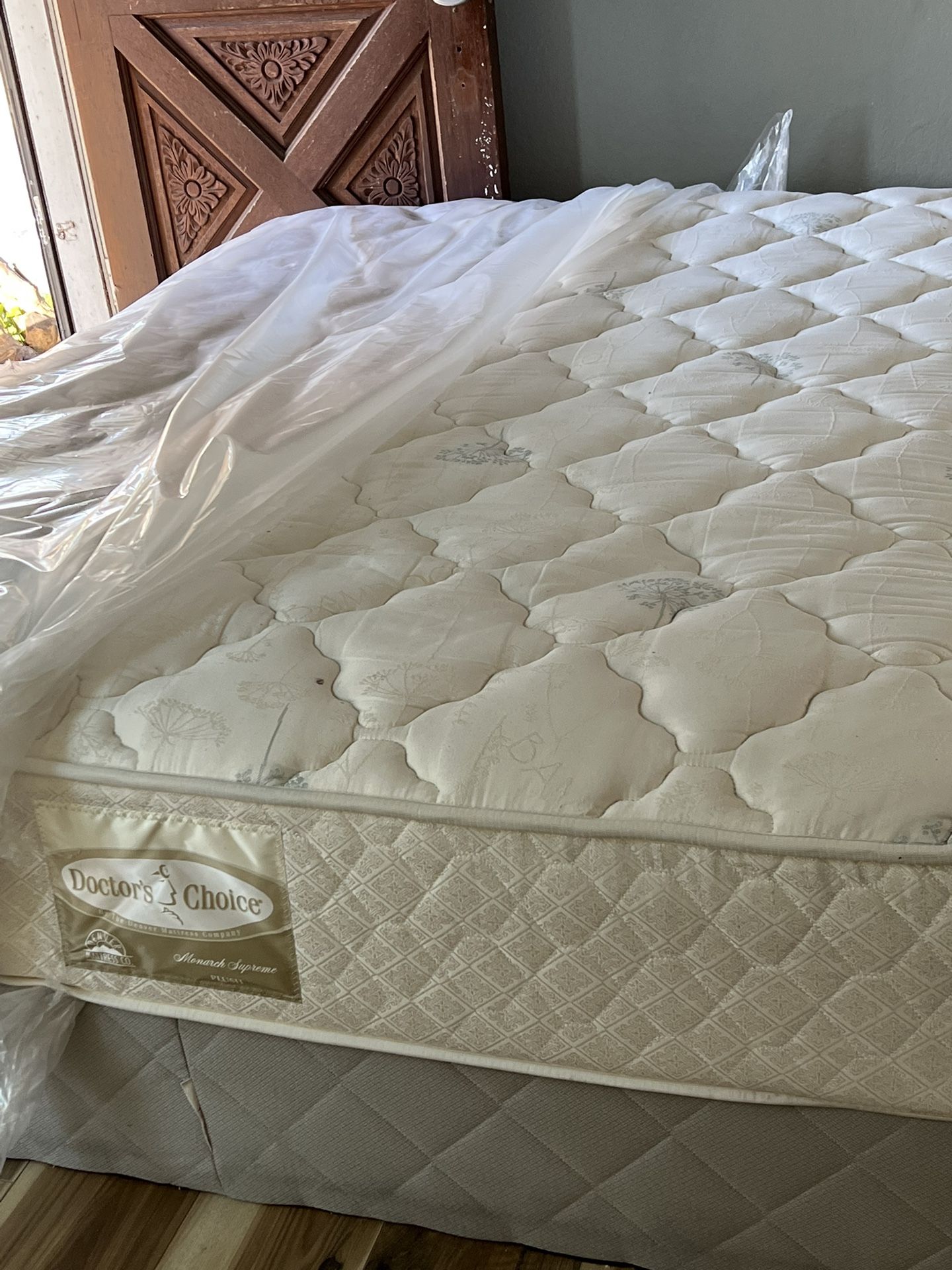 USED QUEEN SIZE MATTRESS WITH BOX SPRING DELIVERY AVAILABLE