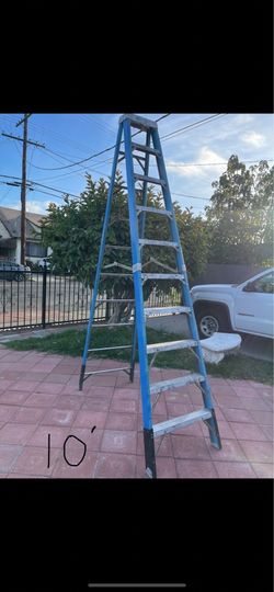 Excellent condition, 10 feet and more sizes available fiberglass ladders 🪜