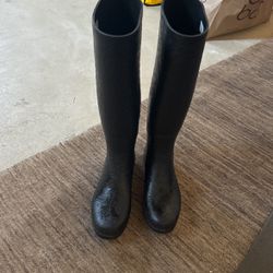 Uggs Rain boots Size 6 Gently Used 