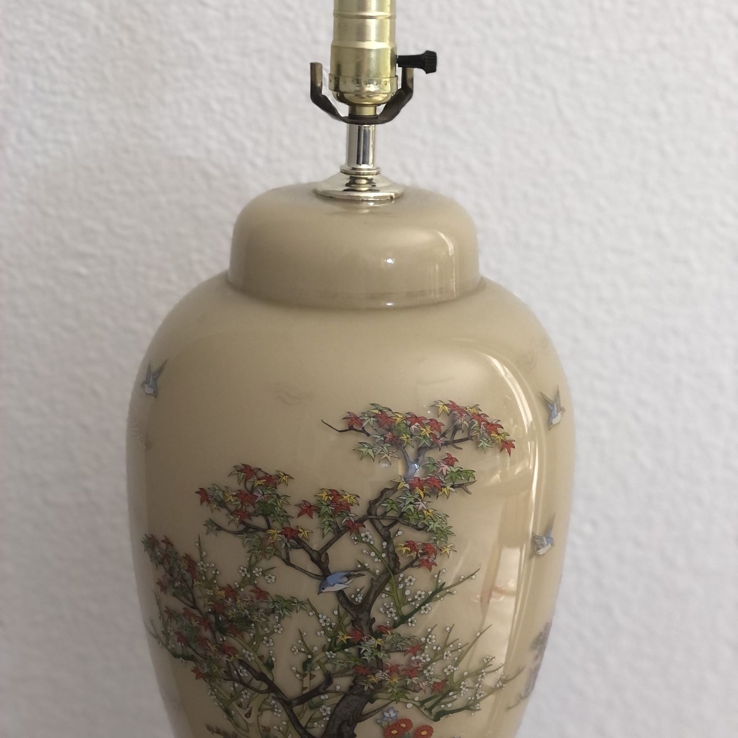 Beautiful vintage Japanese lamp. Works Great.