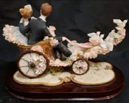 Casinelli statue of bride and groom in dove led carriage Figurines & Knick knacks