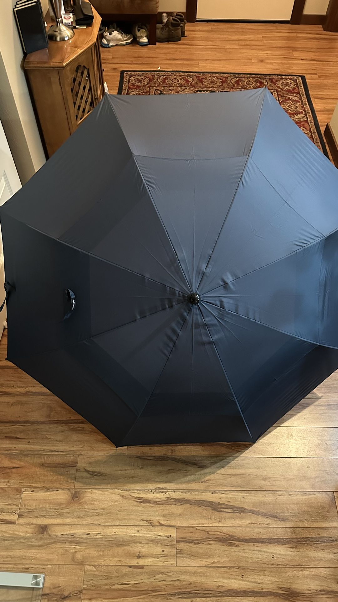  For sale: a brand-new oversized umbrella. The canopy diameter is approximately 1.5–2 meters, making it perfect for protection against rain or sun. Id
