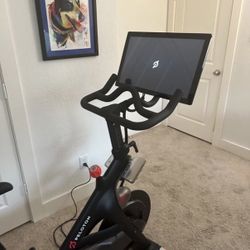 Peloton Bike – Excellent Condition – Screen + Extras – Ready to Ride

