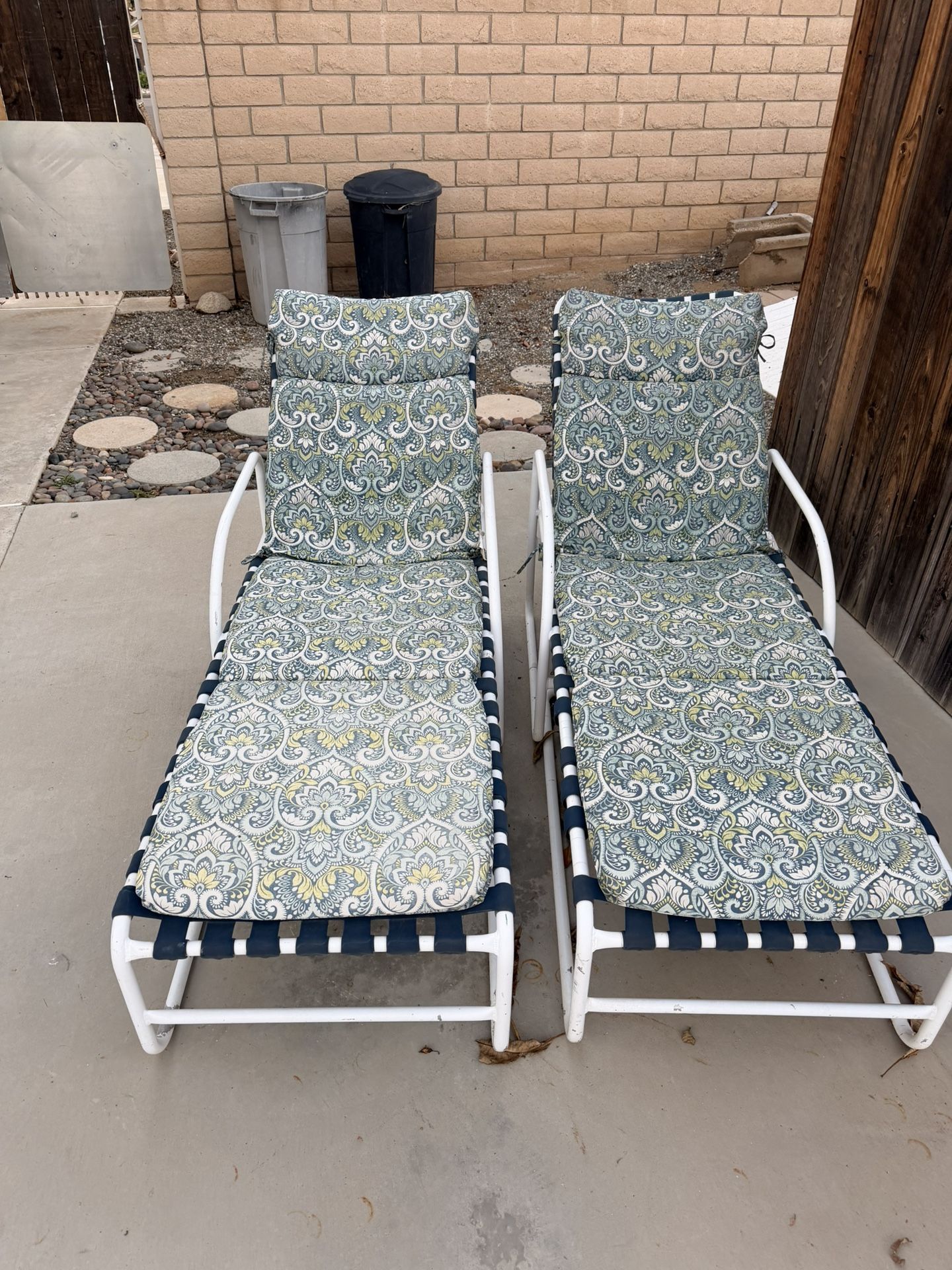 Lounge Chairs 