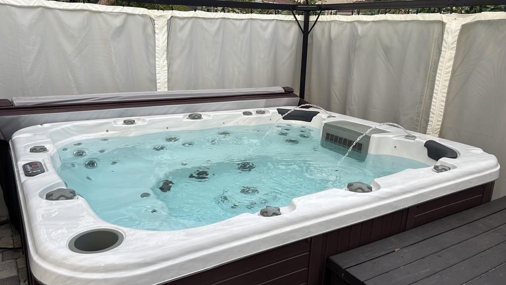 Hot Tub For 10 People