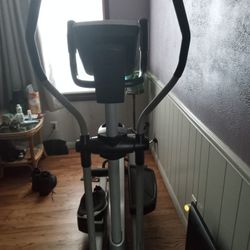 Proform Elliptical Machine Tested Works Great In Like New Condition. Cash Only Pickup Only 