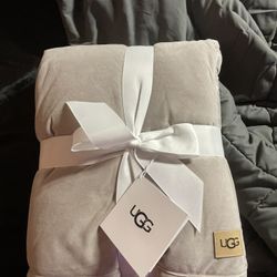 Ugg Bliss Sherpa Throw Blanket. 