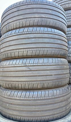 235 45 18 vendo un set de llantas usada en excelente condición marca Michelin