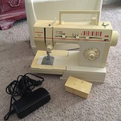 Singer Sewing Machine for Sale in Las Vegas, NV - OfferUp