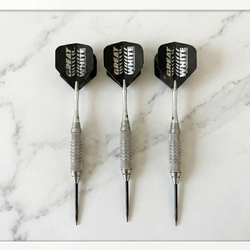 Pro Dart Set: Bottelsen 90% Tungsten "Great White" Darts + DMI "The Bandit" Board