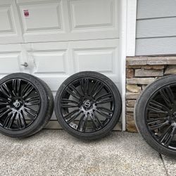 Black Lexani Lx-Twenty 265/40zr22 tires mounted on sleek Black Stock Range Rover Velar rims