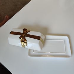 Elegant Butter Dish with Gold Design (Ceramic)