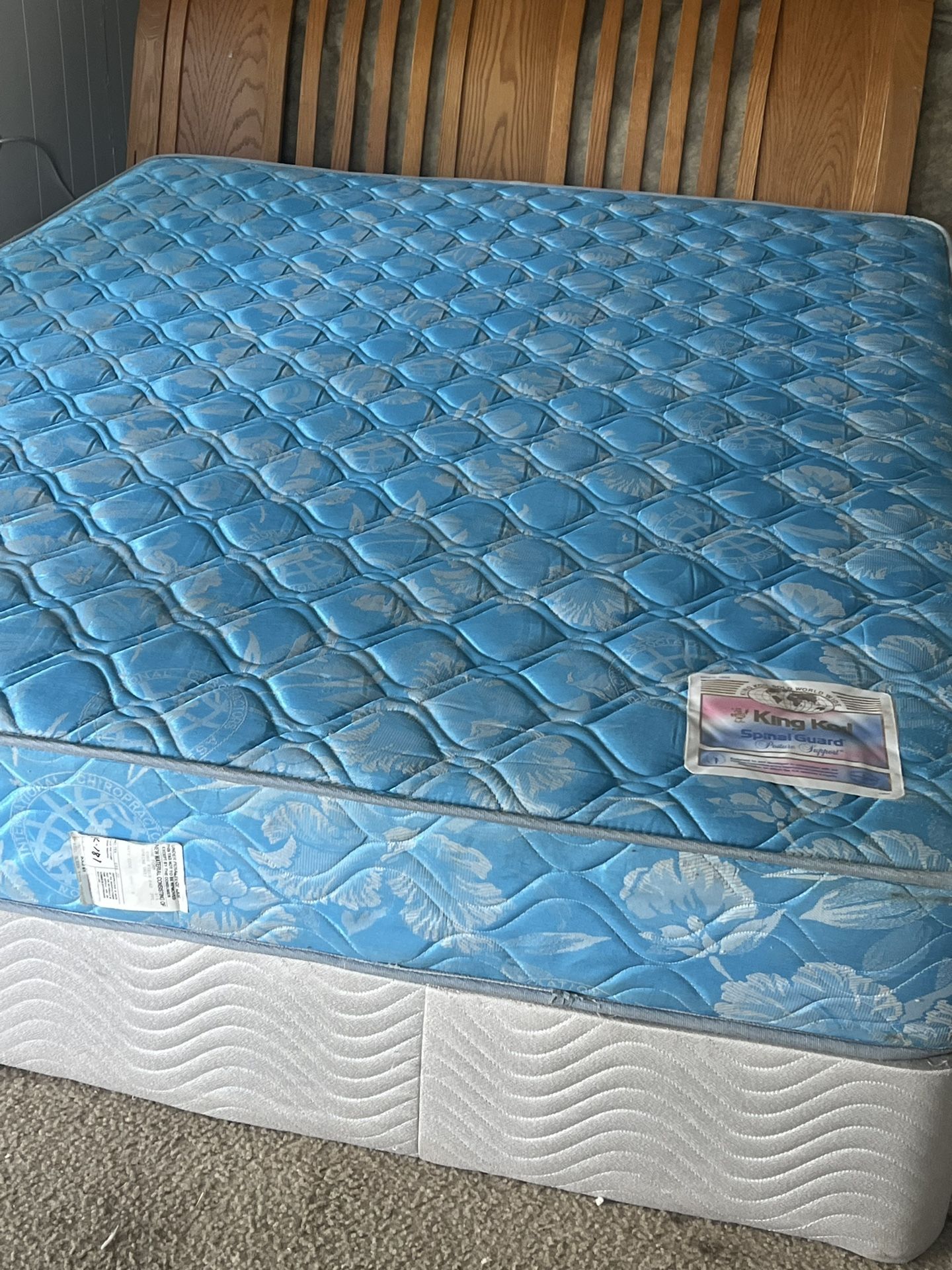 USED QUEEN SIZE DOUBLE SIDE TOP MATTRESS WITH BOX SPRING DELIVERY