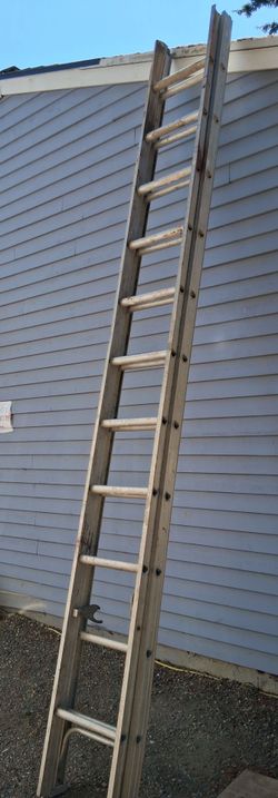 Louisville 28' Aluminum Extension Ladder – 300 lb Duty Rating (Type IA)