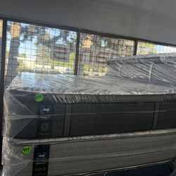 QUEEN SIZE SEALY POSTUREPEDIC PLUS PILLOW TOP MATTRESS & BOX SPRING BED SET