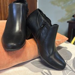 Ankle boots black size 6,