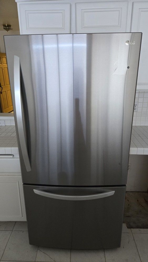 LG Bottom Freezer Fridge (Style LRDCS2603)- Stainless Steel Finish