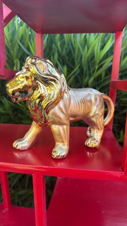 Golden lion decor