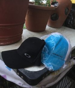 Oakley. Gorras 55 cada una